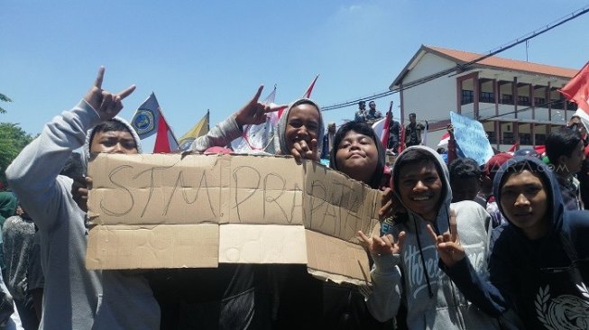 Demo STM Menjalar ke Surabaya, Pelajar: Kami Mau Bantu Kakak Mahasiswa
