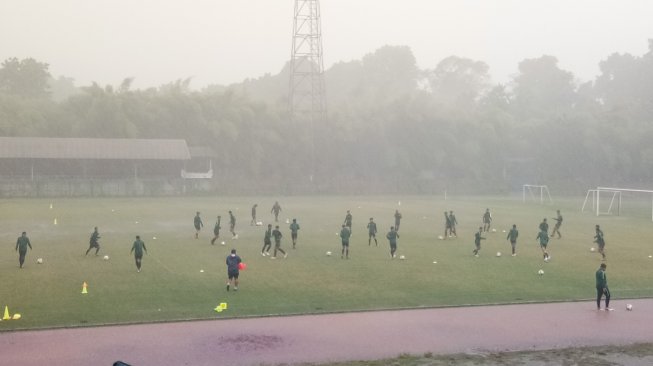 Latihan timnas Indonesia U-19 di lapangan GOR Pajajaran Bogor diwarnai oleh hujan deras dan angin kencang, Kamis (26/9/2019). (Suara.com/Adie Prasetyo Nugraha).