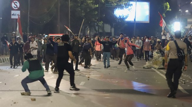 Suasana kericuhan yang terjadi antara pelajar STM dengan petugas Kepolisian di sekitar gedung DPR RI, Jakarta, Rabu (25/9). [Suara.com/Angga Budhiyanto]