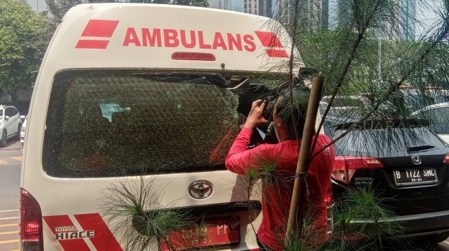 Ambulans milik Premprov DKI yang dituduh bawa batu anak STM di Polda Metro Jaya. (Suara.com/Arga)