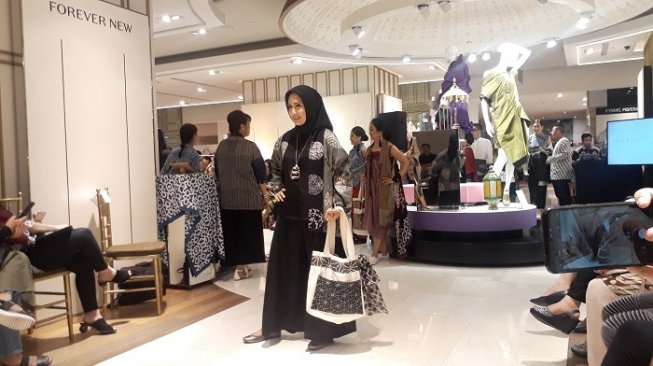 Galeries Lafayette menggelar trunk show yang bertajuk 'Sustainable Batik Day' untuk menyambut Hari Batik Nasional. (Suara.com/Dinda Rachmawati)