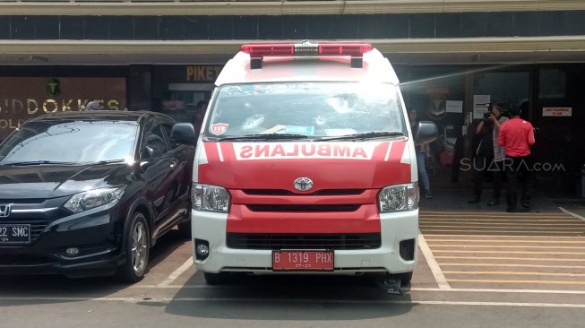 Ambulans milik Premprov DKI yang dituduh bawa batu anak STM di Polda Metro Jaya. (Suara.com/Arga)