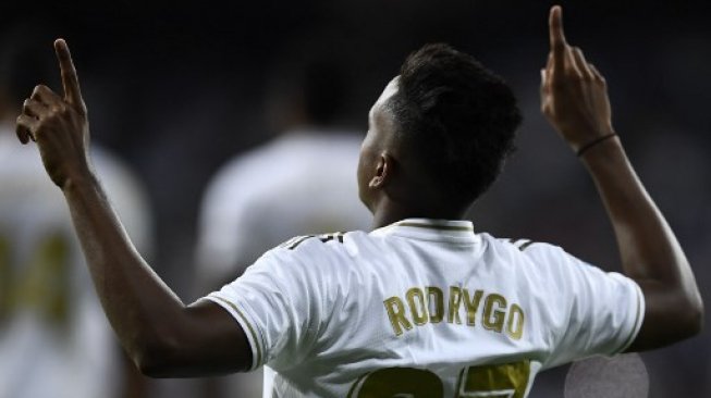 Striker Real Madrid Rodrygo merayakan golnya ke gawang Osasuna dalam laga La Liga di Santiago Bernabeu.OSCAR DEL POZO / AFP