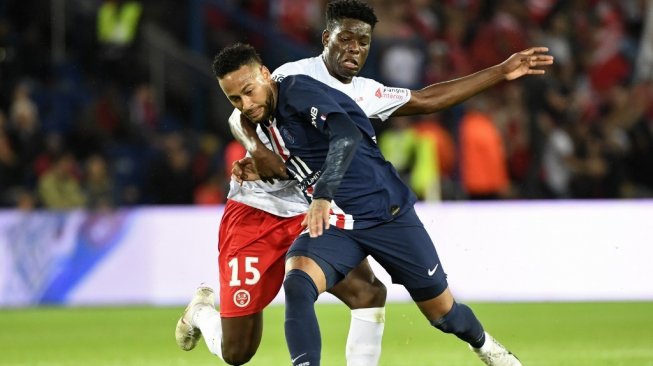 Bomber PSG, Neymar, berduel dengan pemain Stade Reims pada lanjutan Ligue 1 2019/20 di Stadion Parc des Princes, Kamis (26/9/2019). (Bertrand GUAY / AFP)