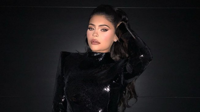 Kolaborasi Makeup dengan Balmain, Kylie Jenner Jadi Direktur Artistik