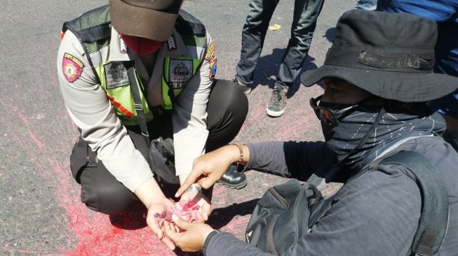 Lempar Petugas Pakai Molotov, Dua Anak Diamankan Saat Aksi di Surabaya