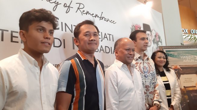 (kiri ke kanan) Pasha Nur Fauzan (Cucu BJ Habibie), Hanung Bramantyo (sutradara Habibie & Ainun), Ilham Habibie (putra BJ Habibie), Manoj Punjabi (produser Habibie & Ainun), Widya Leksmanawati (menantu BJ Habibie) [Suara.com/Sumarni]. 