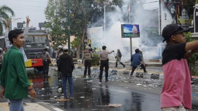 Anak STM Merapat Demo Mahasiswa di DPRD NTB, Bentrok dengan Aparat