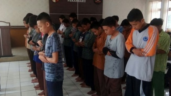 Terjaring Razia Saat Main Biliar, Pelajar Bolos Ini Dihukum Salat Berjamaah