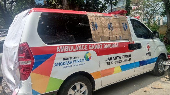 Ambulans milik Premprov DKI yang dituduh bawa batu anak STM di Polda Metro Jaya. (Suara.com/Arga)