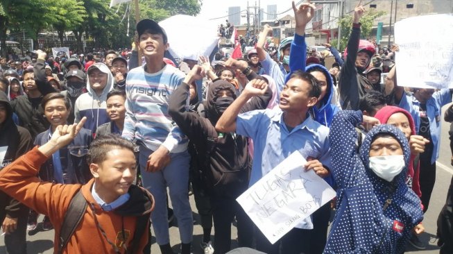 Demo anak STM di Surabaya. (Suara.com/Arry)