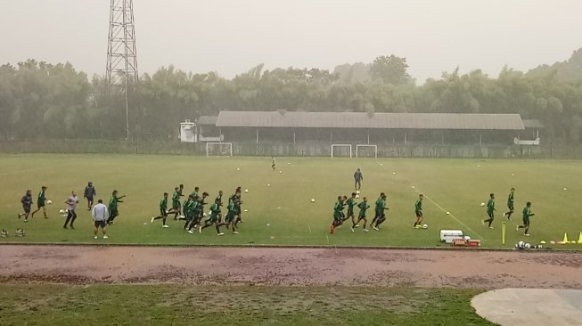 Latihan timnas Indonesia U-19 di lapangan GOR Pajajaran Bogor diwarnai oleh hujan deras dan angin kencang, Kamis (26/9/2019). (Suara.com/Adie Prasetyo Nugraha).
