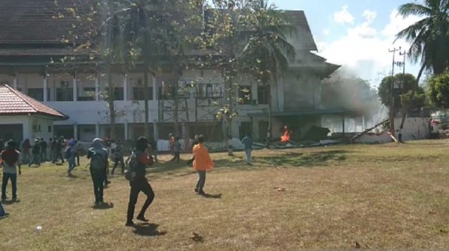 100 Hari Meninggalnya Mahasiswa UHO, Keluarga Gelar Prosesi Ganti Nisan