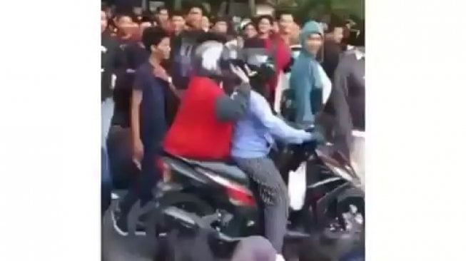 Disambut Tepuk Tangan, Emak-emak Pemotor Terobos Demo Mahasiswa di Malang