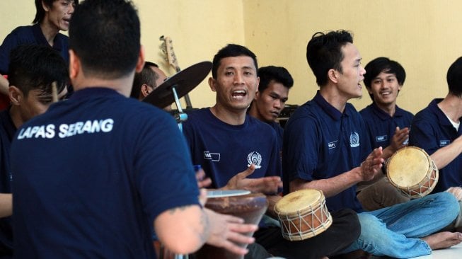 Sejumlah Warga Binaan Pemasyarakatan (WBP) mengikuti latihan marawis di Lapas Kelas II A Serang, Banten