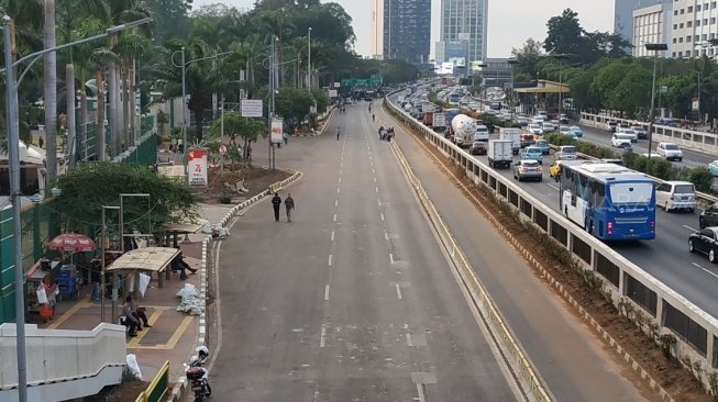 Jalan Gatot Soebroto ditutup karena ada aksi dari massa dari Himpunan Mahasiswa Islam (HMI) tengah melakukan aksi demonstrasi di dekat Gedung DPR RI, Senayan, Jakarta Pusat, Jumat (27/9/2019) sore. (Suara.com/Fakhri Fuadi) 