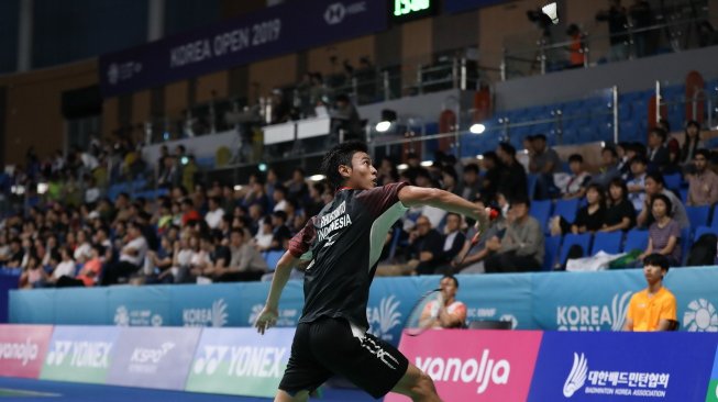 Pebulutangkis tunggal putra Indonesia, Shesar Hiren Rhustavito, terhenti langkahnya di babak perempat final Korea Open 2019 usai kalah dari Chou Tien Chen (China Taipei), Jumat (27/9). [Humas PBSI]