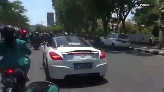 Mahasiswi di Surabaya Menggugat Pakai Peugeot RCZ, Warganet: Anak Sultan