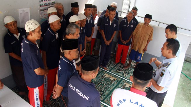 Sejumlah Warga Binaan Pemasyarakatan (WBP) mendengarkan arahan sekaligus apel pagi dari petugas di Lapas Kelas II A Serang, Banten