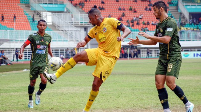 Dua pesepak bola Tira Persikabo mengawal ketat pesepak bola Semen Padang Vanderlei Francisco (tengah) pada lanjutan Liga 1 2019 di Stadion Pakansari, Cibinong, Bogor, Jawa Barat, Jumat (27/9/2019). ANTARA FOTO/Yulius Satria Wijaya