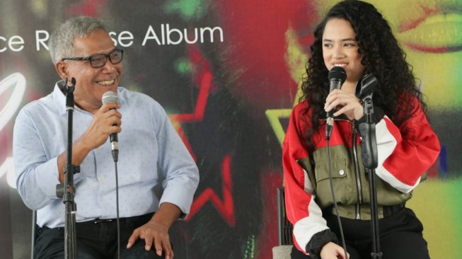 Wizzy saat merilis album perdana. [Falcon Music]