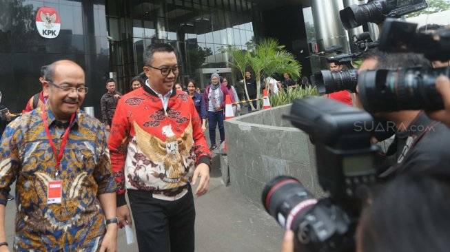 Mantan Menteri Pemuda dan Olahraga Imam Nahrawi berjalan saat menjalani pemeriksaan di Gedung KPK, Jakarta, Jumat (27/9). [Suara.com/Arya Manggala]