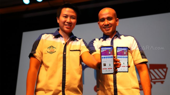 Commisaris Troli, Liliyana Natsir bersama CEO Troli Roni Irawan saat peluncuran platform Troli di Plaza Senayan, Jakarta, Jumat (27/4). [Suara.com/Angga Budhiyanto]  
