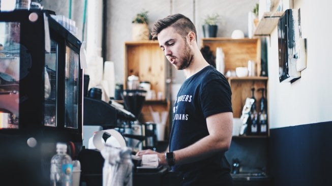 Tak Hanya Multitasking, Alasan Cowok Barista Cocok Dijadikan Pasangan