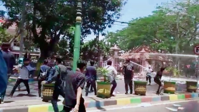 Aksi Mahasiswa Pamekasan, Meriam Air dan Gas Air Mata Bubarkan Demonstran