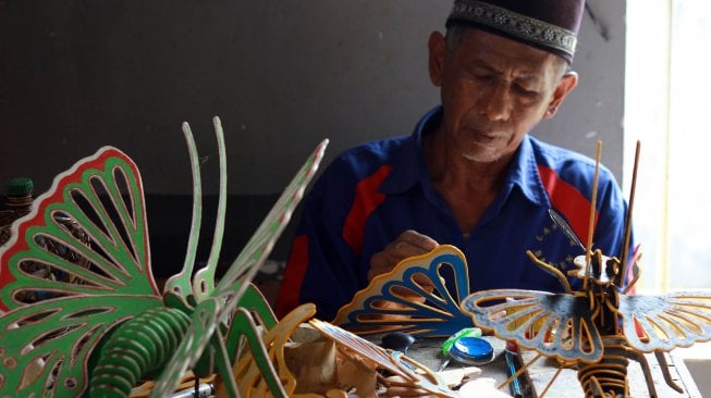 Warga Binaan Pemasyarakatan (WBP) membuat kerajinan tangan di Lapas Kelas II A Serang, Banten