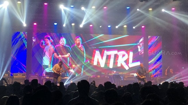 Band NTRL tampil di Konser Bebas-Pesta 90an, Jumat (27/9/2019) malam. [Revi C Rantung/Suara.com]