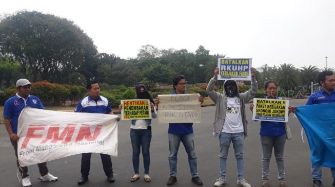 Front Perjuangan Rakyat (FPR) mengecam aksi penembakan 2 mahasiswa Universitas Haluoleo, Kendari. (Suara.com/Shifa Audia)