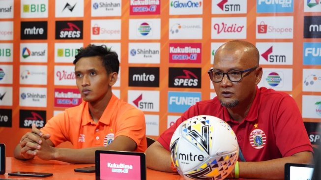 Caretaker Persija Sudirman (kanan) dan Danny Saputra (kiri) dalam jumpa pers usai pertandingan melawan Borneo FC, Jumat (27/9/2019). (dok. Persija).