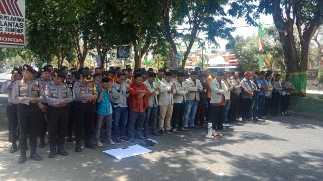 Gelar Aksi Solidaritas Tewasnya Mahasiswa UHO, Pemuda dan Polisi Salat Gaib