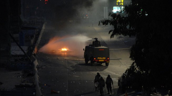 Unjuk Rasa di Makassar Ricuh, 1 Mahasiswa Kritis Ditabrak Barracuda Polisi