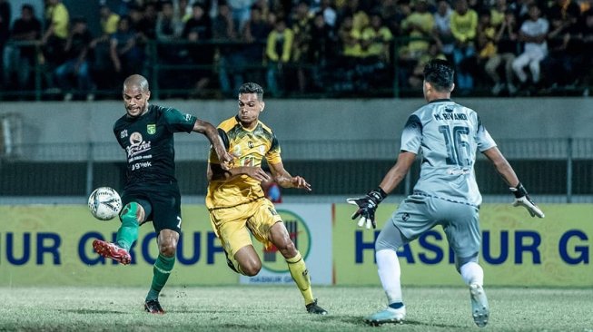 Penyerang Persebaya Surabaya, David da Silva (kiri) melepas tendangan ke gawang Barito Putera pada lanjutan Liga 1 2019 di Stadion Demang Lehman, Martapura, Sabtu (28/9/2019). (Instagram/@officialpersebaya)