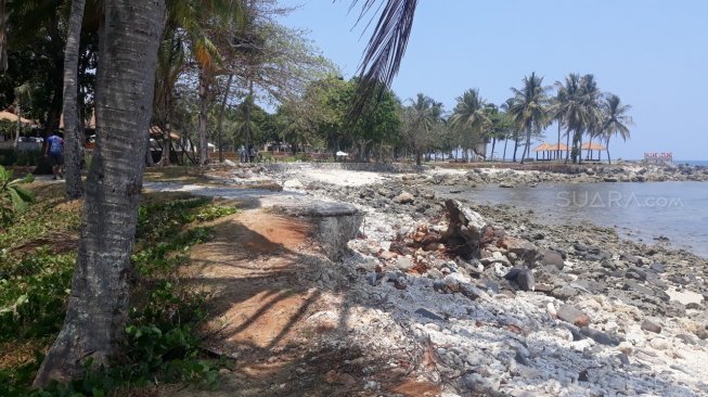 Pantai Tanjung Lesung 9 Bulan Pascatsunami. (Suara.com/Novian Ardiansyah)