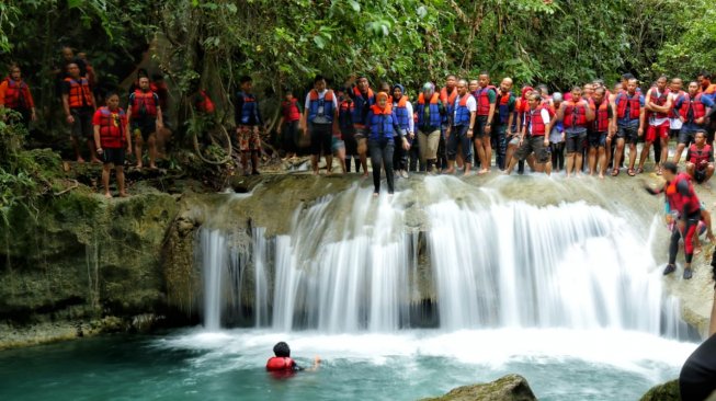 Gubernur Jabar, Ridwan Kamil atau yang akrab disapa Emil pun mencicipi serunya berbagai kegiatan outdoor di Citumang, Jumat (27/9/2019). (Dok : Pemdaprov Jabar)