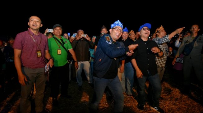 Gubernur Jabar, Ridwan Kamil di Festival Layang Lakbok 2019, di area Pesawahan Blok Kuntul, Desa Sidaharja, Kecamatan Lakbok, Kabupaten Ciamis. (Dok : Pemdaprov Jabar)