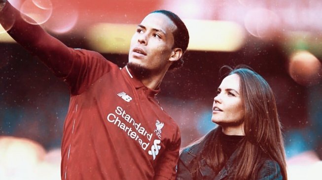 Bek Liverpool, Virgil van Dijk dan kekasihnya Rike Nooitgedagt. (Instagram/@vandijk4.fans)