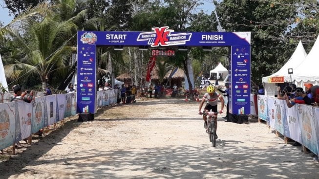 Zaenal Fanani sukses menaklukkan berbagai jalur menantang sepanjang 50 kilometer dengan mencatatkan waktu tercepat dalam Rhino Mountain Bike Cross Country Marathon (Rhino MTB XCM) di Tanjung Lesung, Banten. [Suara.com/Novian]