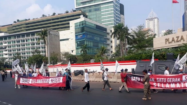 Massa Aksi Mujahid 212 mulai berkumpul di Bundaran HI, Jakarta Pusat, Sabtu (28/9/2019). [Suara.com/Welly Hidayat]