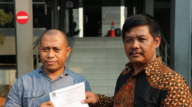 Raja Solisa LBH Kahmi Jaya (kiri) dan Imam Sophan Kabid Sosbud Kahmi Jaya usai melaporkan Immanuel Ebenezer ke Polda Metro Jaya, Sabtu (28/9/2019). (Antara).