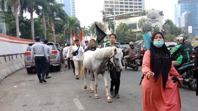 Aksi Mujahid 212, Seorang Pemuda Bawa Kuda Putih di Bundaran HI