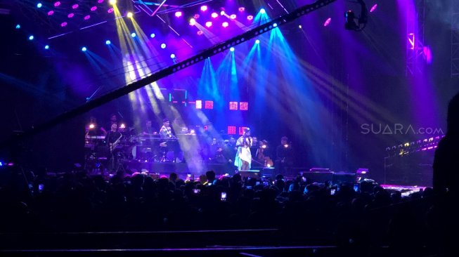 Penampilan Yovie Widianto bersama sejumlah penyanyi di Konser Project X di Istora Senayan, Jakarta, Sabtu (28/9/2019) malam. [Revi C Rantung/Suara.com]