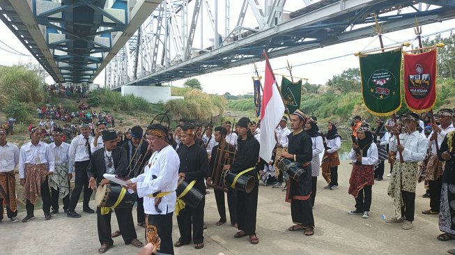 Di Bawah Kolong Rel Kereta Api, Seremoni Cai Diraga Digelar