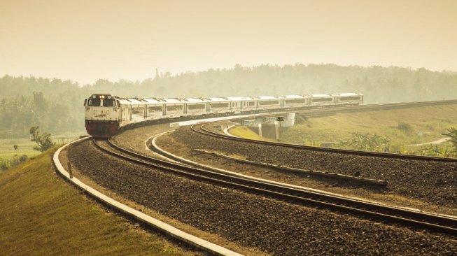 Zulkifli, Seperempat Abad Mengantar Jutaan Manusia ke Stasiun Tujuan