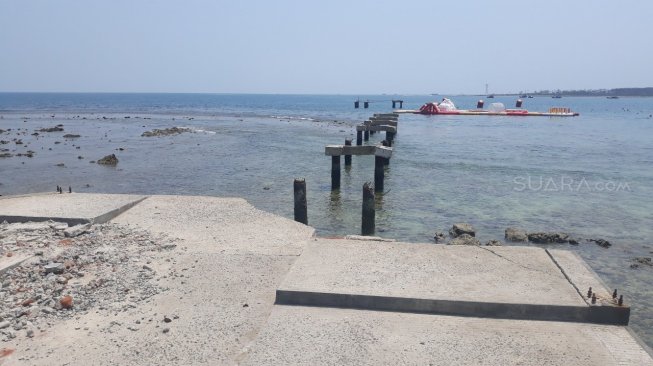 Pantai Tanjung Lesung 9 Bulan Pascatsunami. (Suara.com/Novian Ardiansyah)