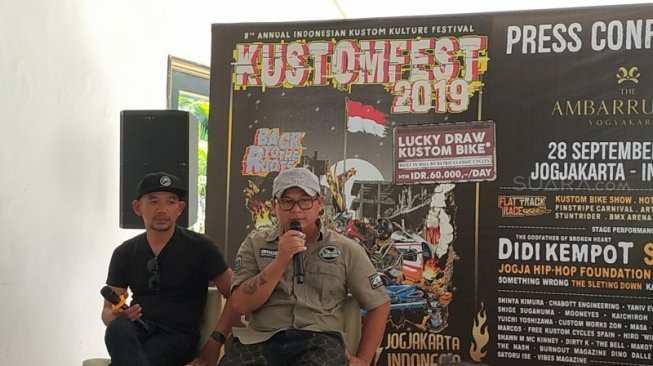 Marzuki Mohamad (Kill The DJ) dan Lulut Wahyudi di Konferensi Pers Kustomfest 2019 Back to The Roots di Gradi, Royal Ambarukmo, Yogyakarta. (Mobimoto.com/Praba Mustika)