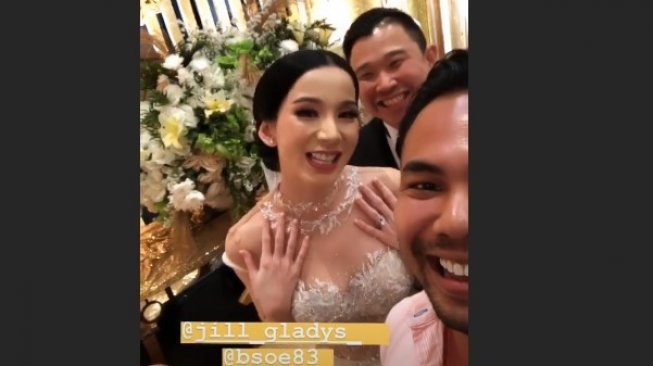 Jill Gladys dan suami, Billy Soelaiman (belakang) terlihat bahagia di acara pernikahannya. [Instagram]